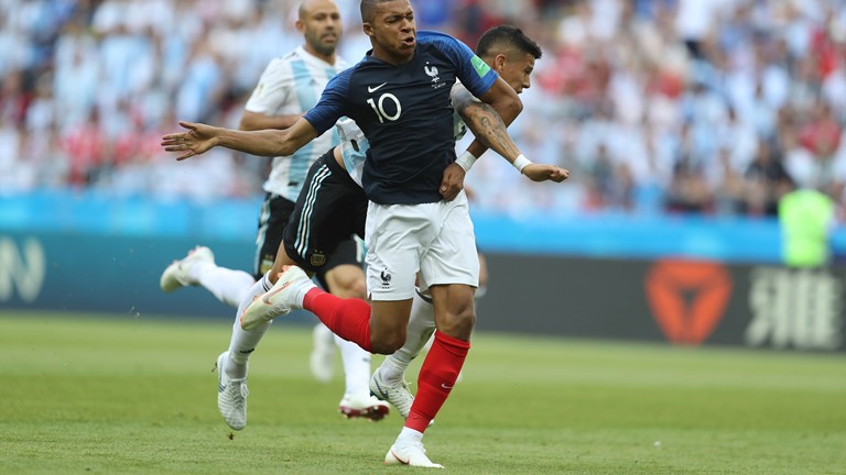 Pha tăng tốc kinh điển của Mbappe loại mọi cầu thủ Argentina