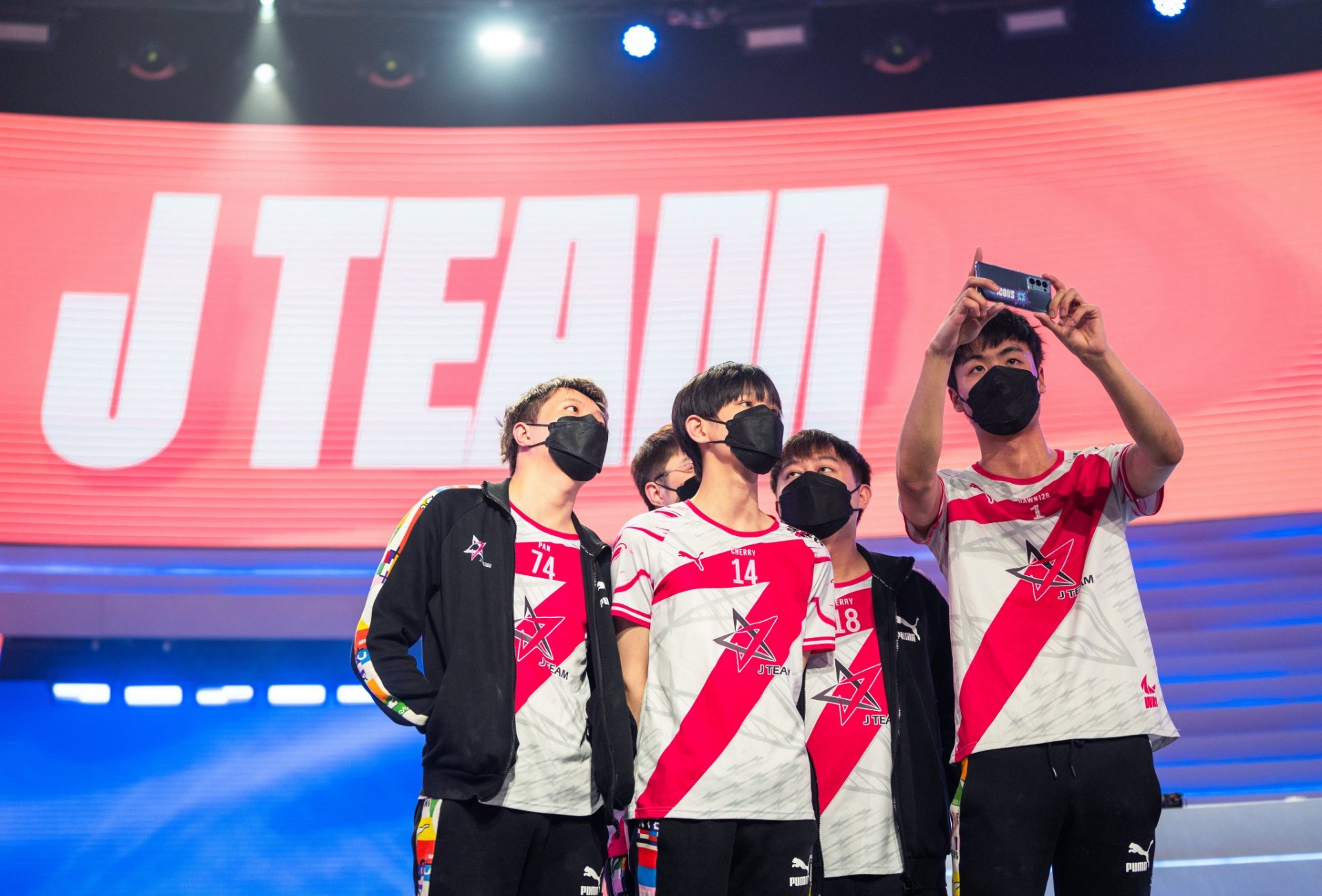 Tìm hiểu về J Team, đối thủ của Team Flash tại bán kết ICONS 2022