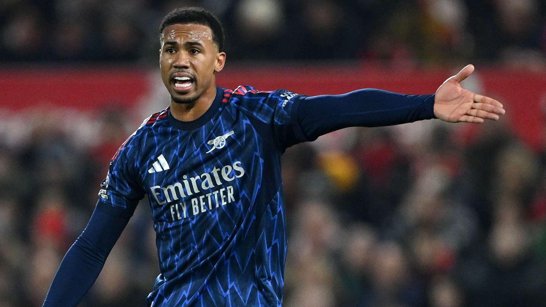 CĐV phẫn nộ khi cầu thủ Arsenal thoát thẻ đỏ