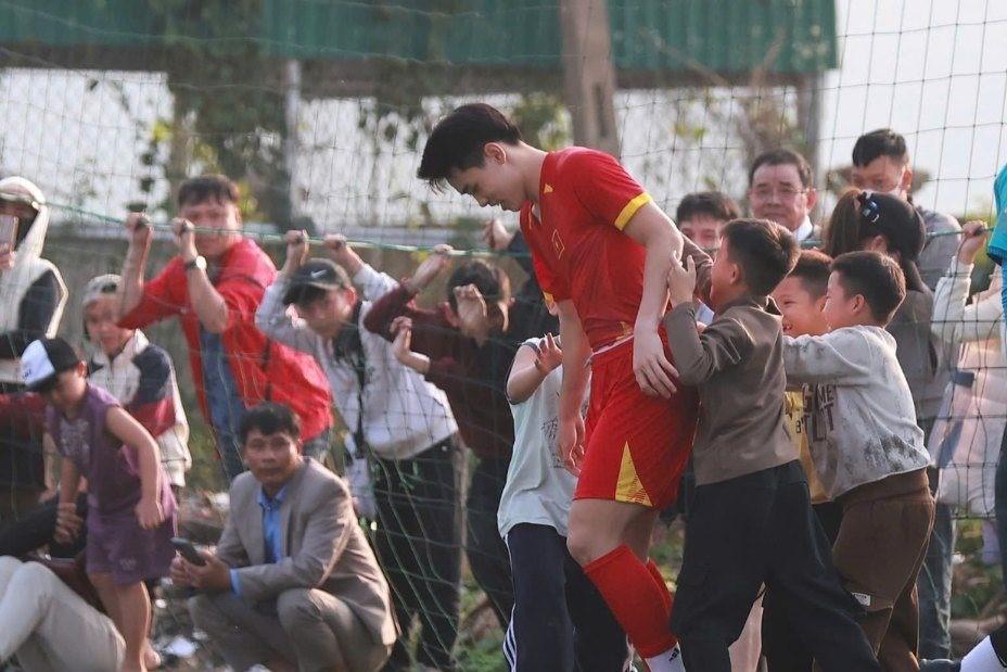 Đình Bắc tỏa sáng với 4 bàn, ủng hộ 60 triệu cho bà con khó khăn