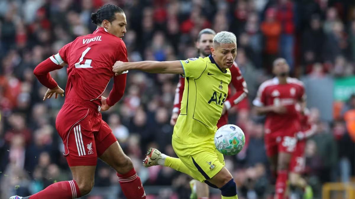 Hòa Tottenham, Liverpool lỡ cơ hội vào top 4