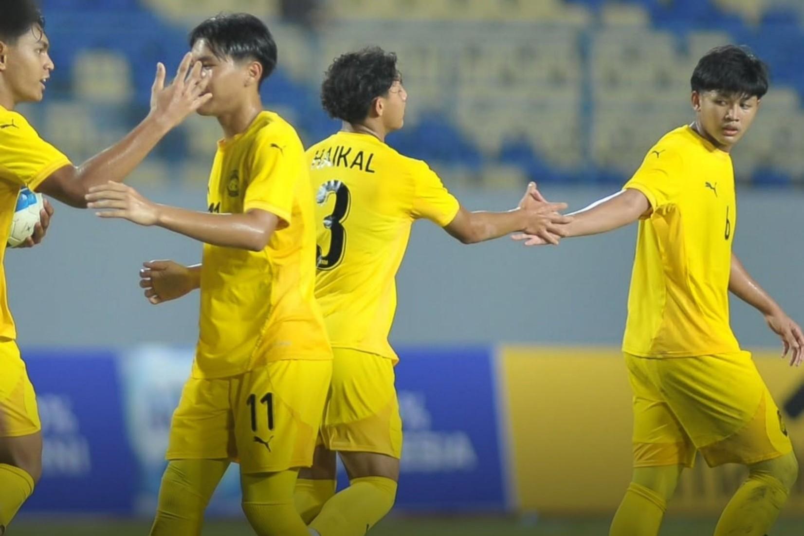 CĐV Malaysia đồng loạt gọi tên Việt Nam sau chiến thắng đậm trước Lào