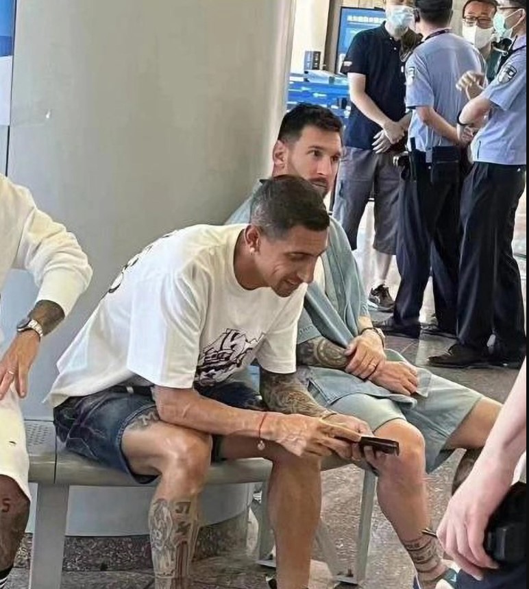 Leo Messi bị cảnh sát Trung Quốc giữ lại tại sân bay vì lý do 