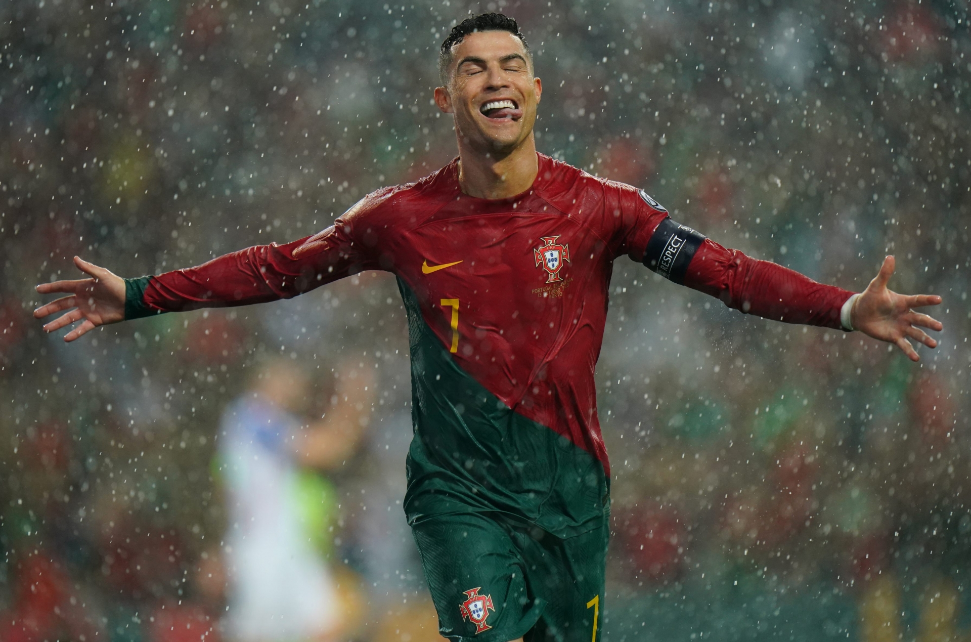 Lập cú đúp, Ronaldo trở thành 'ông già' xuất sắc nhất lịch sử bóng đá nhân loại 341250