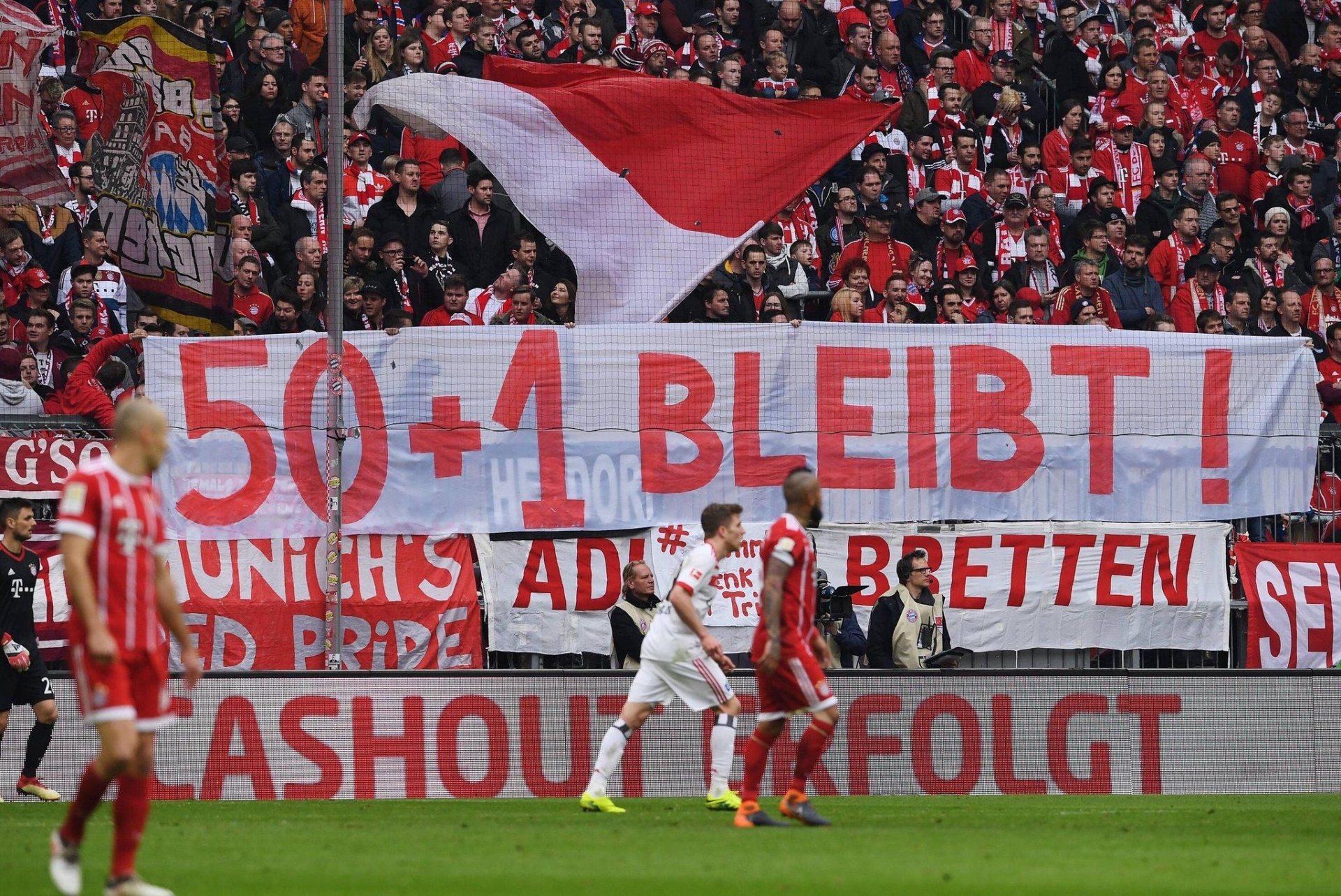 Bayer Leverkusen sẽ không nhận đĩa vàng Bundesliga dù vô địch bất bại? 463020