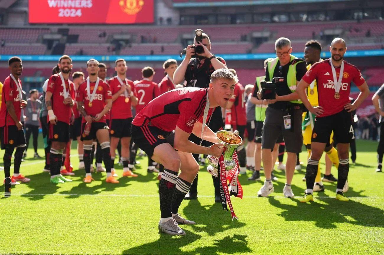 Man Utd ăn mừng bùng nổ sau chiến tích vô địch FA Cup 469383