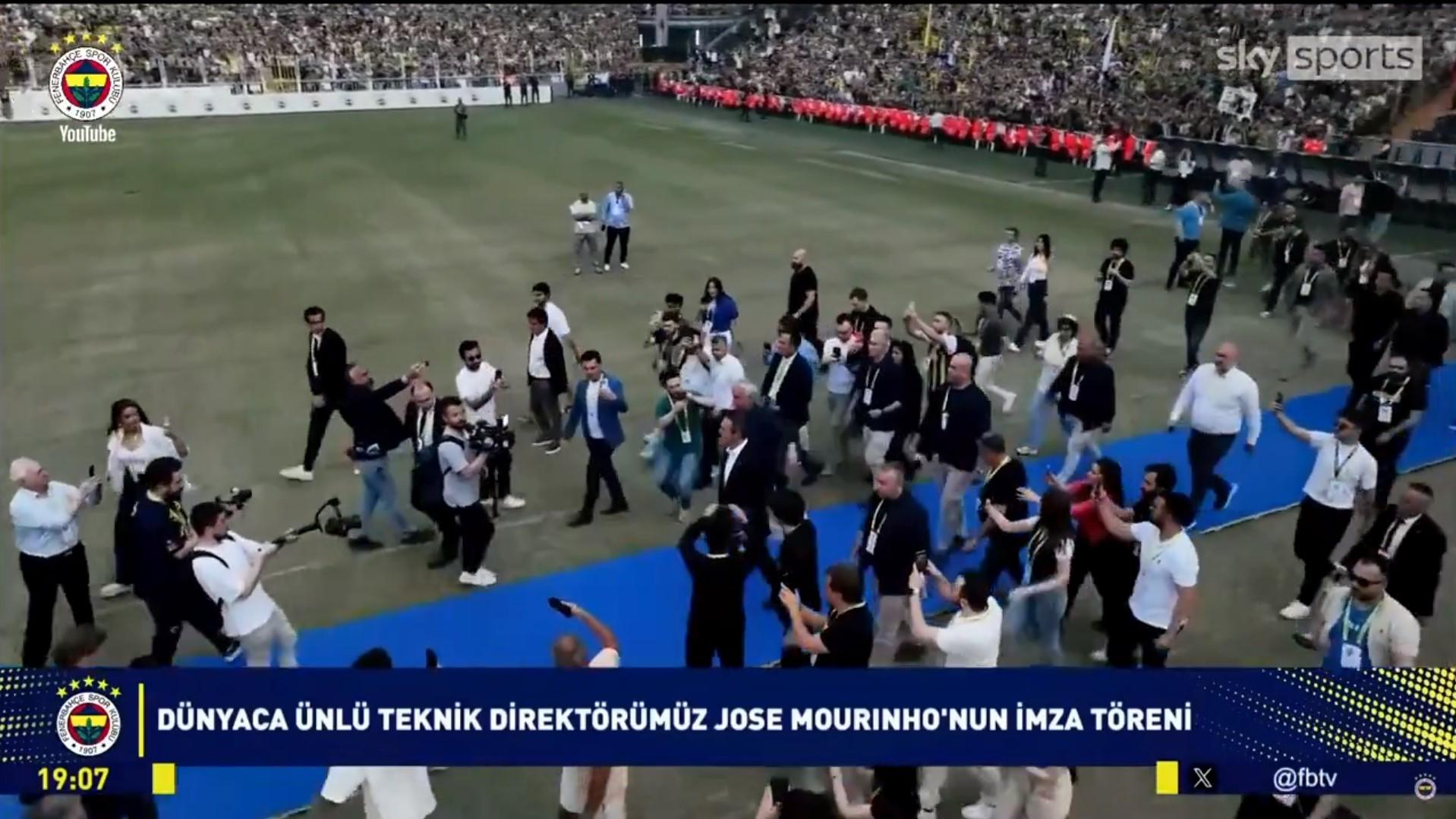 Jose Mourinho tạo ra 'vụ nổ lớn' trong ngày ra mắt Fenerbahce 473984