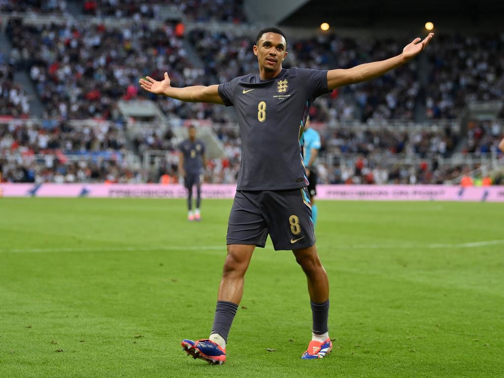 Chuyên gia 'Trent Alexander-Arnold đá tiền vệ ĐT Anh tại EURO sẽ là một thảm họa' 478288