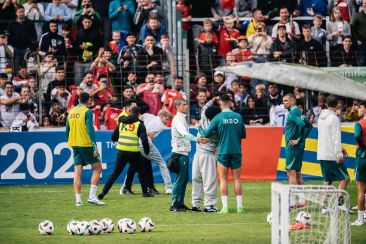 Buổi tập của ĐT Bồ Đào Nha rơi vào hỗn loạn vì sự cố bất ngờ 481108