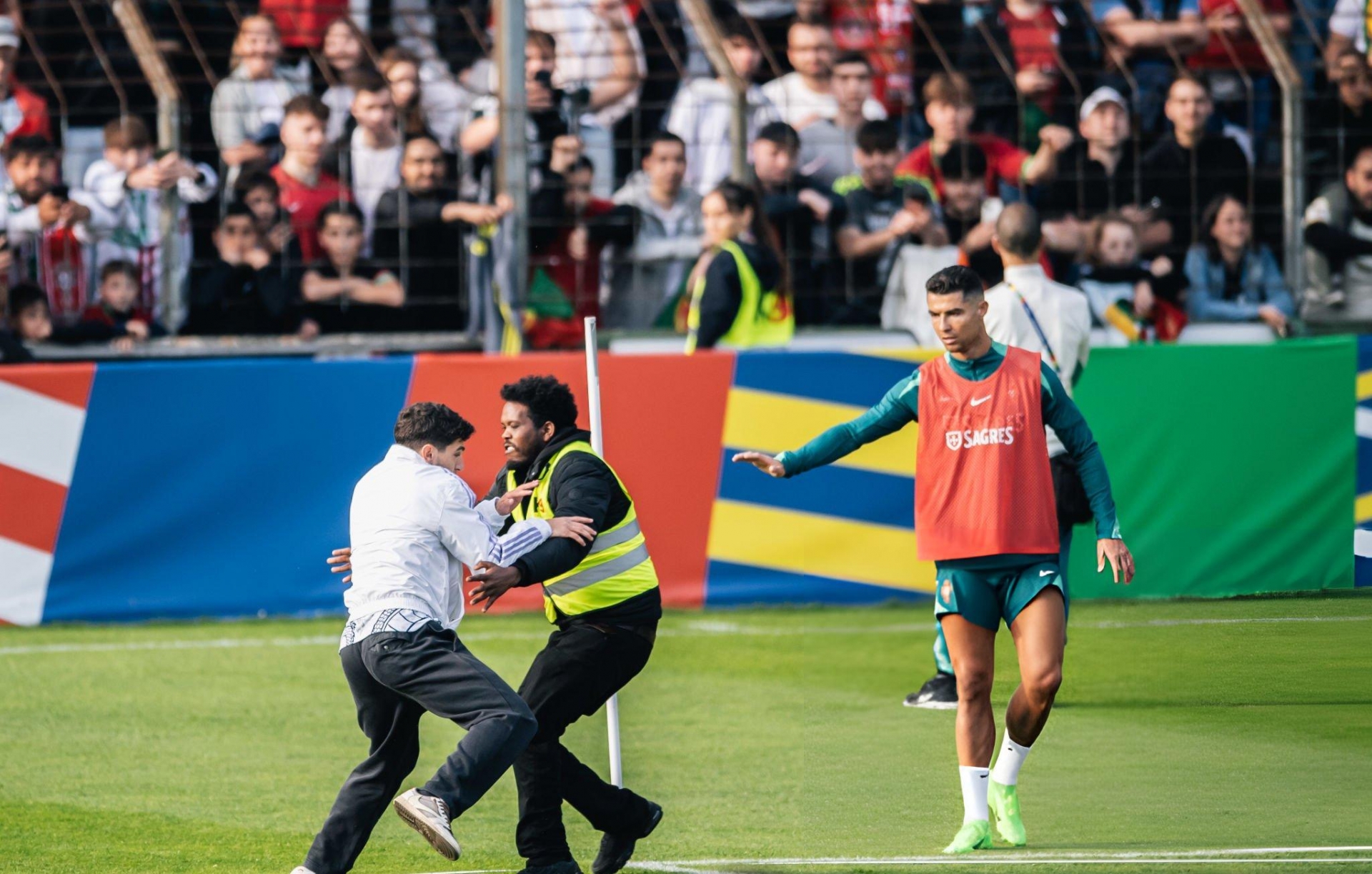 Buổi tập của ĐT Bồ Đào Nha rơi vào hỗn loạn vì sự cố bất ngờ 481109