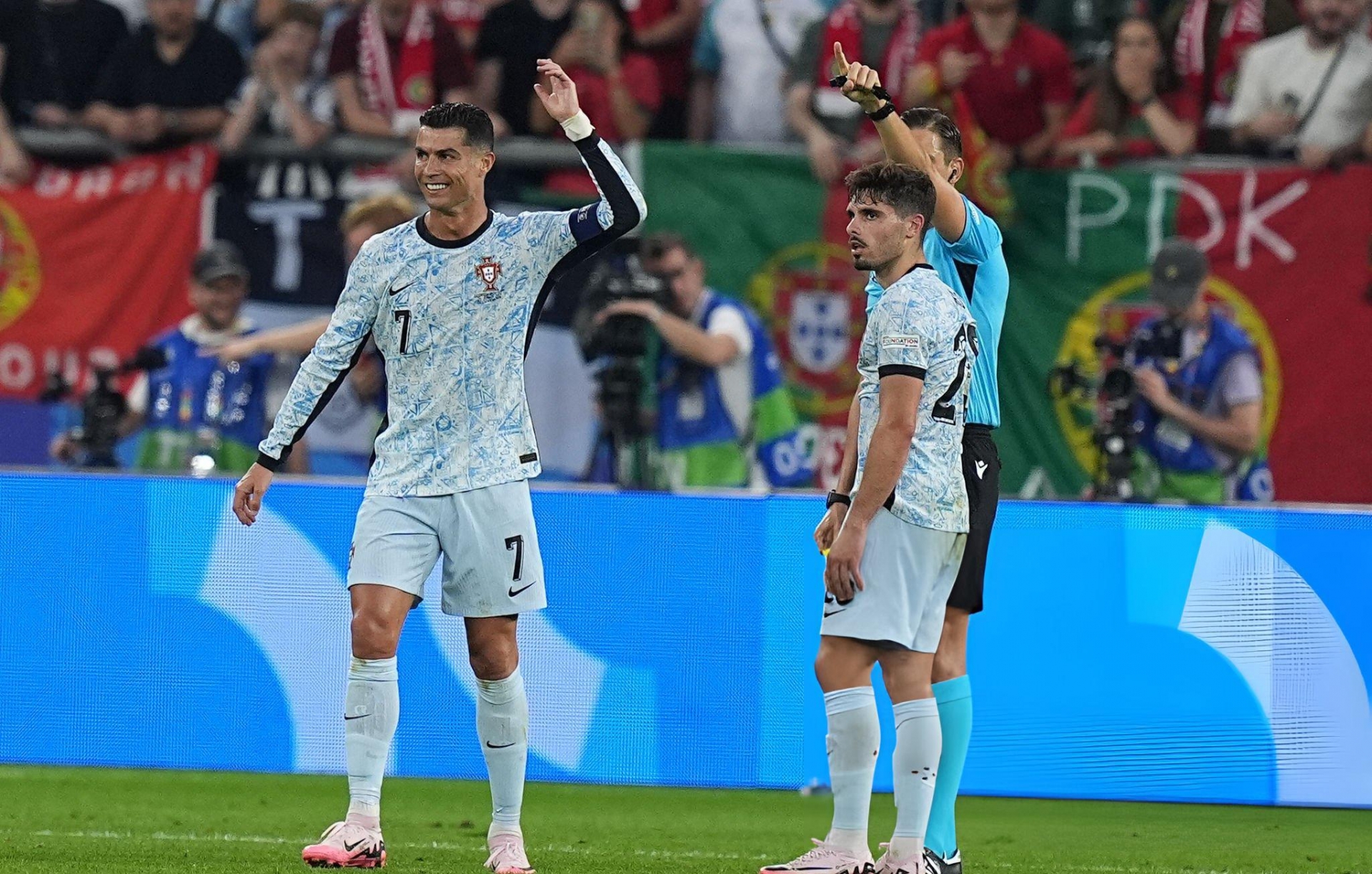 NHM cười chê Ronaldo vì phản ứng trong trận Georgia tại Euro 2024 488316