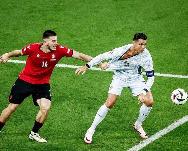 Ronaldo bị cười chê sau pha bị kéo áo trong vòng cấm 488451