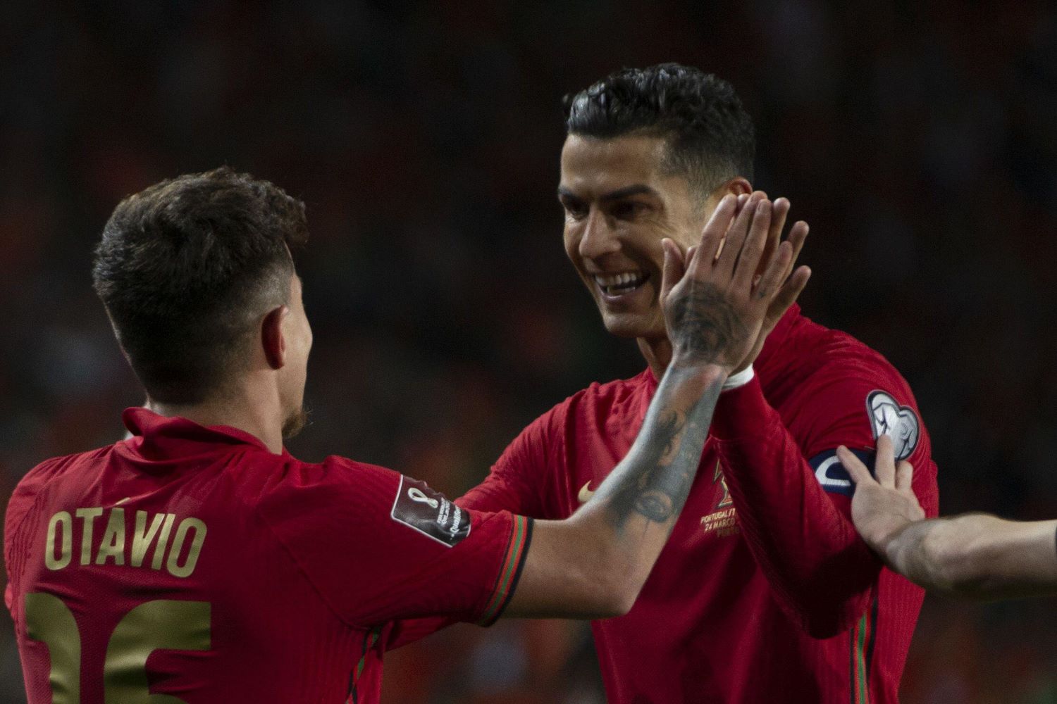 Ronaldo tiếp tục đóng vai siêu cò, Al-Nassr nâng lương gấp 5 lần để đón siêu tiền vệ Bồ Đào Nha 301268