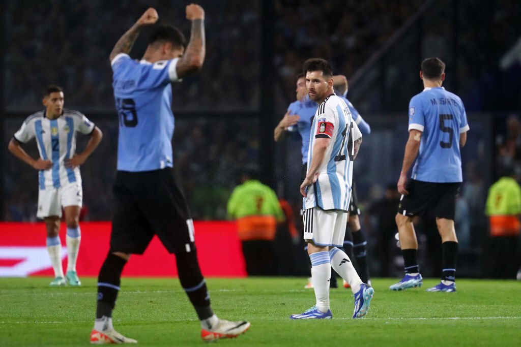 Lionel Messi tuyên bố bất lực trước đồng hương trong ngày Argentina bị nhấn chìm 357953