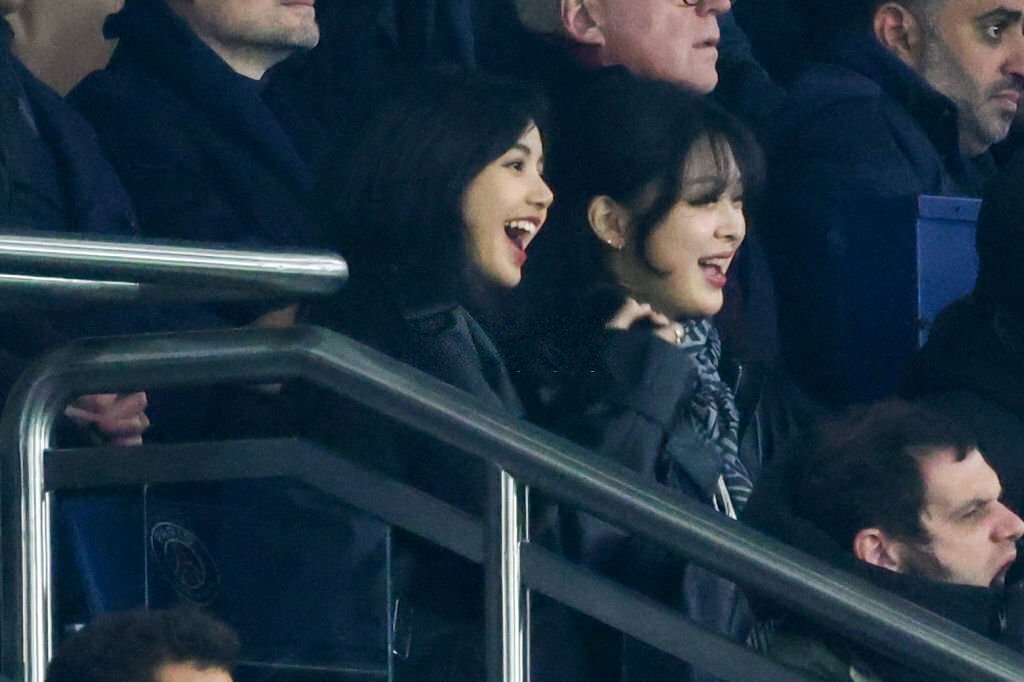 'Tuyệt phẩm nhan sắc' Lisa BlackPink sáng bừng góc khán đài Parc de Princes 364335