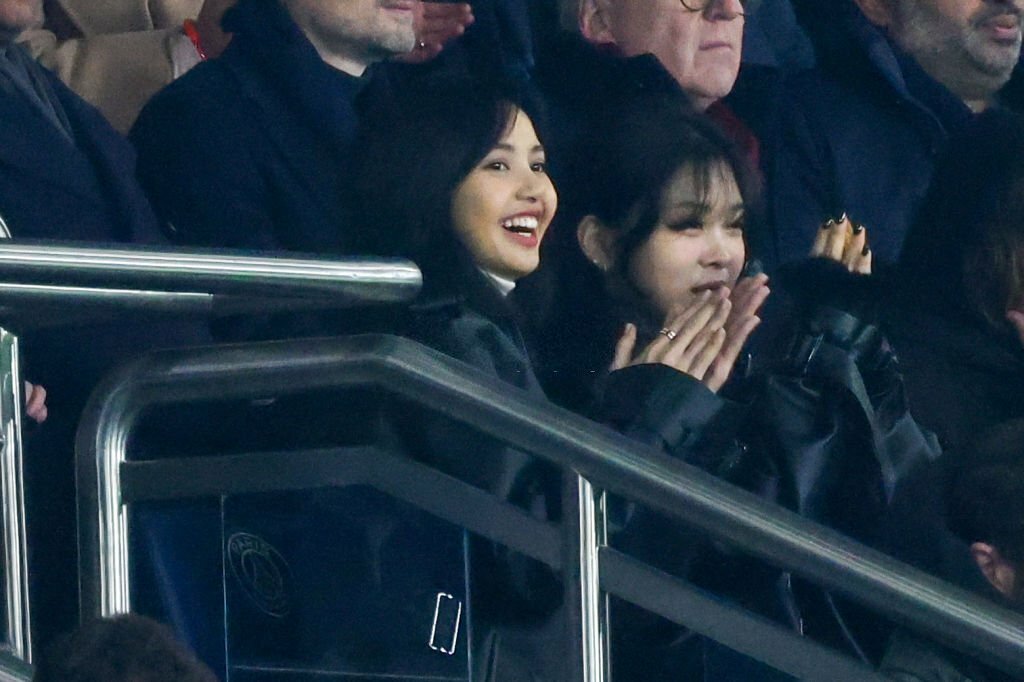 'Tuyệt phẩm nhan sắc' Lisa BlackPink sáng bừng góc khán đài Parc de Princes 364338