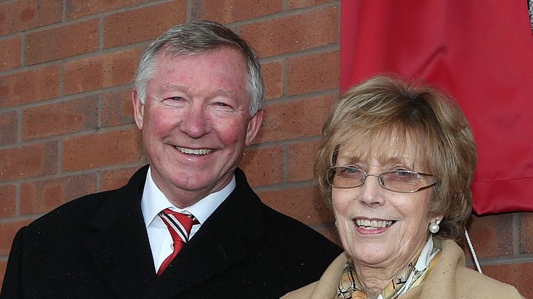 MU chìm trong mất mát khi vợ huyền thoại Sir Alex Ferguson qua đời 337889