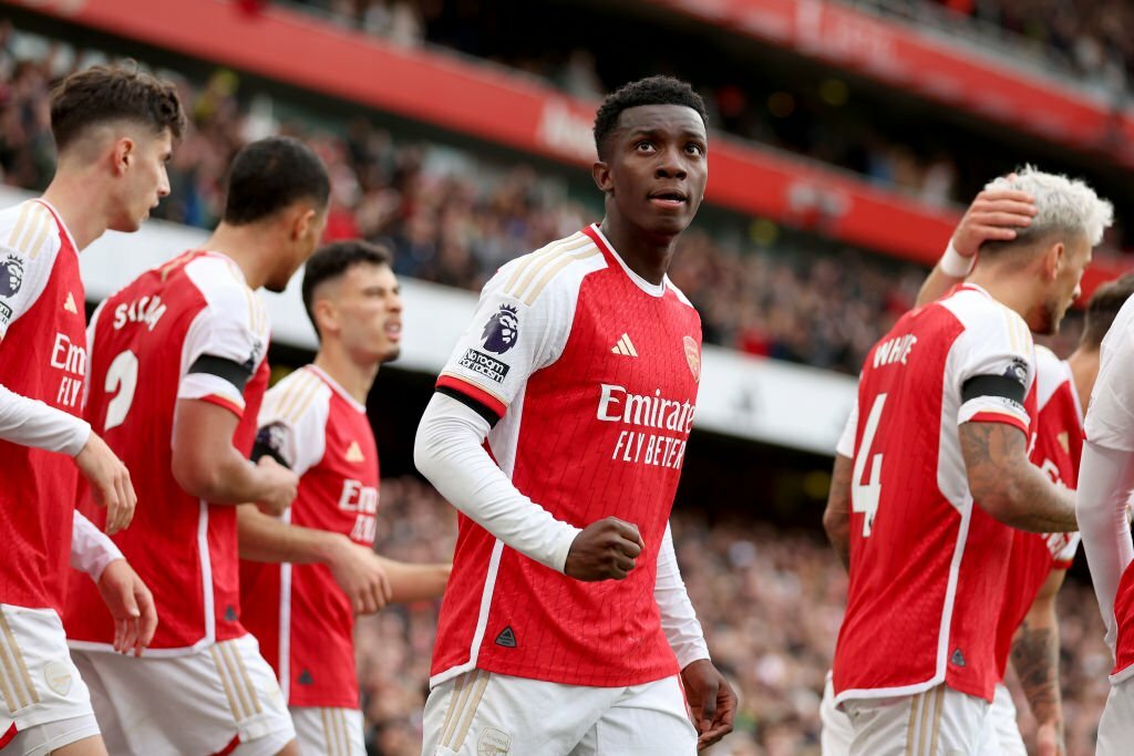 Arsenal nhấn chìm đội cuối bảng, áp sát ngôi đầu của Tottenham 348242