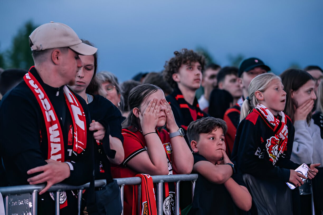 nguoi-ham-mo-bayer-04-leverkusen-phan-ung-khi-doi-cua-ho-thua-tran-chung-ket-europa-league-1716420036.jpg