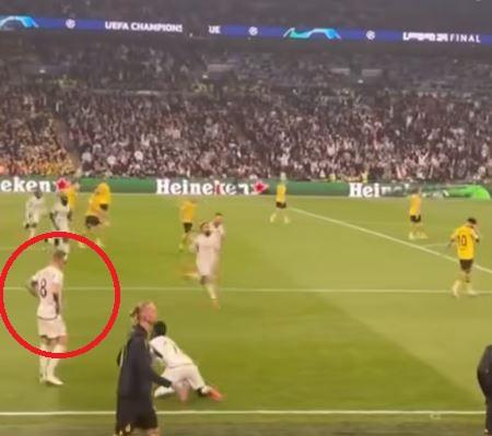 Vì sao Toni Kroos không ăn mừng ở pha kiến tạo cuối cùng trong màu áo Real Madrid? 474470Vì sao Toni Kroos không ăn mừng ở pha kiến tạo cuối cùng trong màu áo Real Madrid? 474470