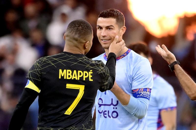 Ronaldo phá kỷ lục thế giới trong thương vụ Mbappe đến Real 475995