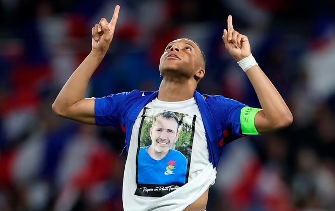 Hành động ý nghĩa của Mbappe sau khi trở thành cầu thủ Real Madrid 476000