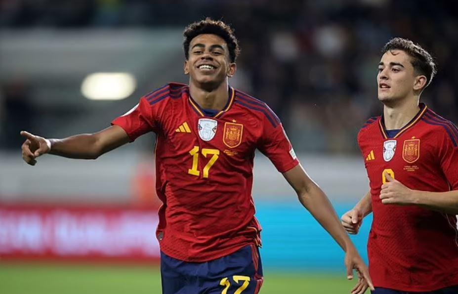 Euro 2024: Sợ giáo viên mắng, sao trẻ mang hẳn bài tập về nhà lên tuyển 479481