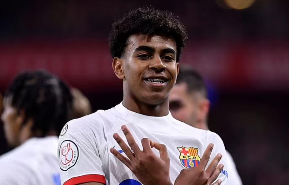 Euro 2024: Sợ giáo viên mắng, sao trẻ mang hẳn bài tập về nhà lên tuyển 479482