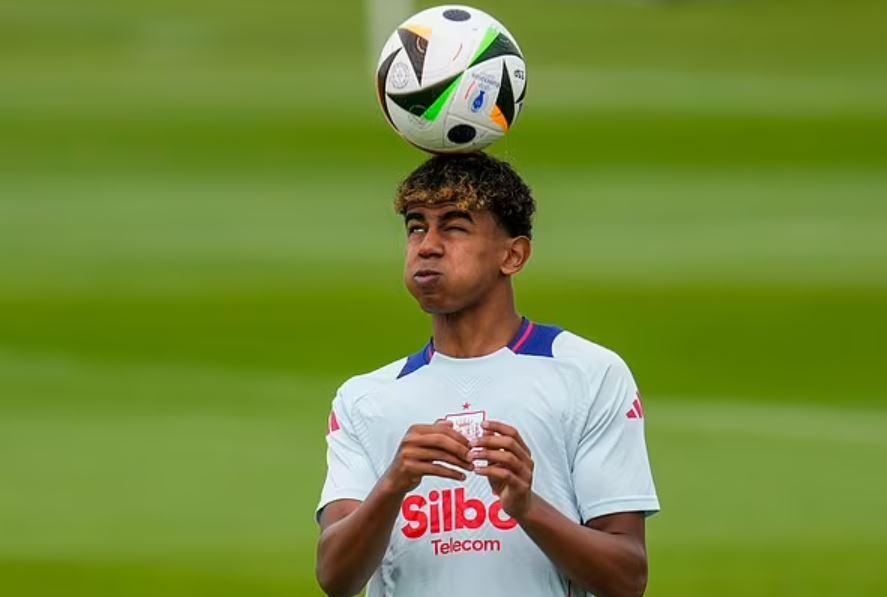 Euro 2024: Sợ giáo viên mắng, sao trẻ mang hẳn bài tập về nhà lên tuyển 479483