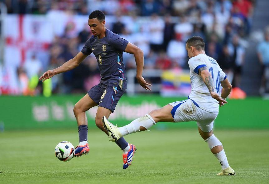 Wayne Rooney: 'Arnold không thể đá tiền vệ tại Euro' 479896