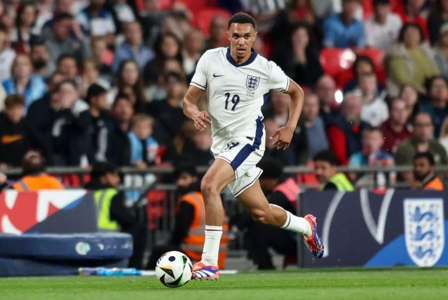 Wayne Rooney: 'Arnold không thể đá tiền vệ tại Euro' 479897