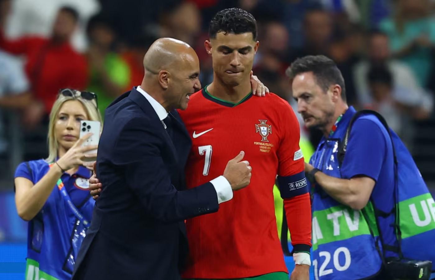 HLV Bồ Đào Nha: 'Chúng tôi tự hào về Ronaldo' 491221