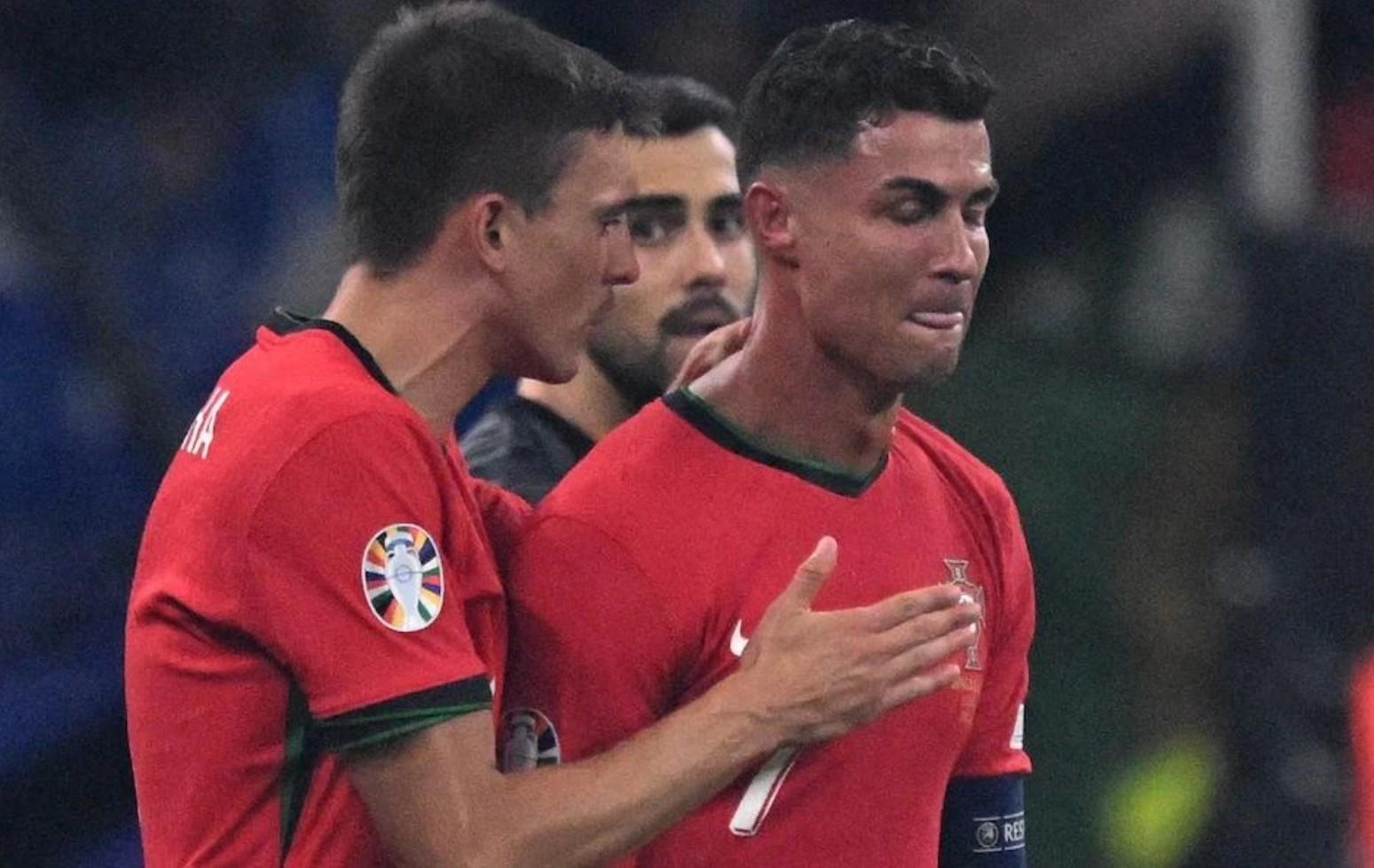Phản ứng xúc động của mẹ Ronaldo khi con trai sút hỏng phạt đền 491367