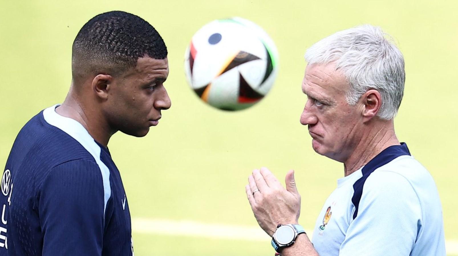 Tuyển Pháp dậy sóng, Deschamps tính 'tước băng' đội trưởng Mbappe