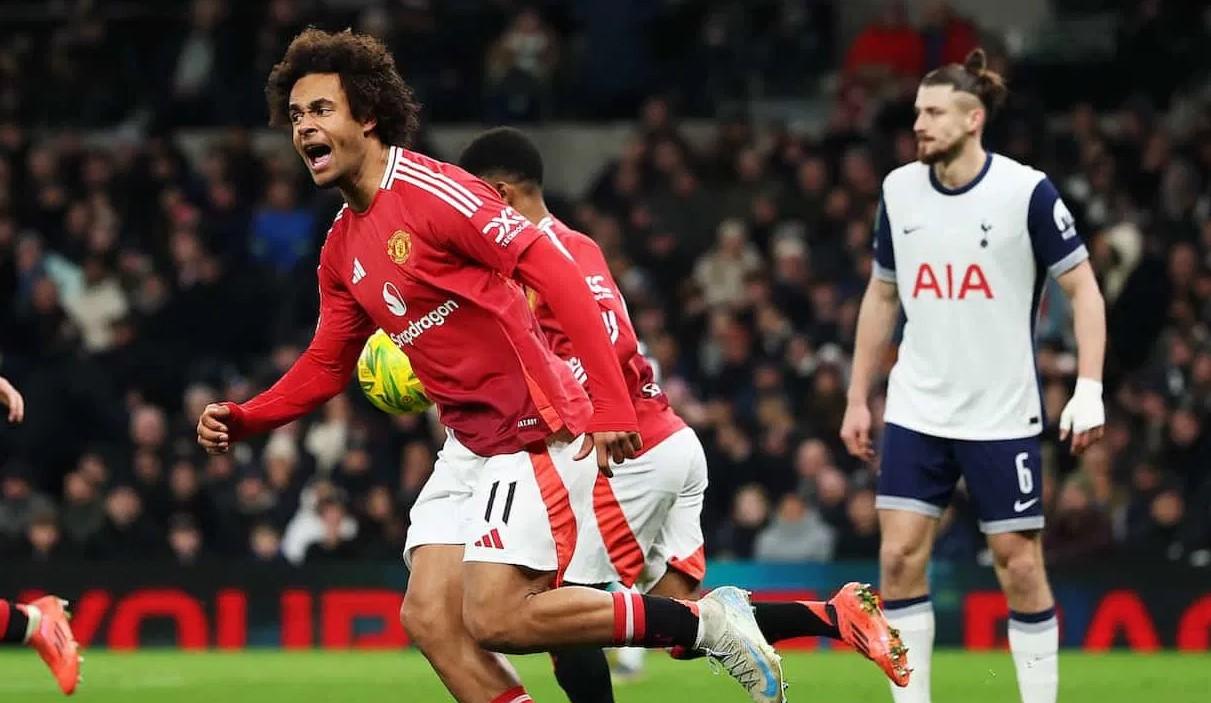 Bị loại khỏi Carabao Cup, Zirkzee vẫn khen MU 'nức nở'