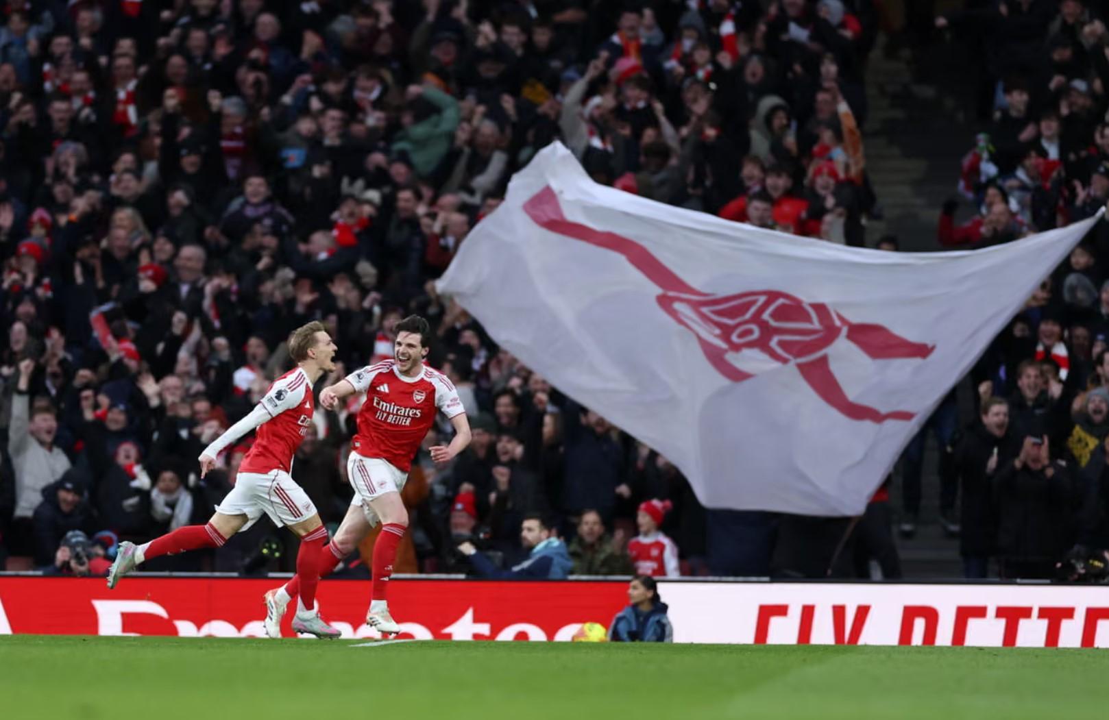 Odegaard toả sáng, Arsenal chính thức đòi lại ngôi đầu Ngoại hạng Anh 