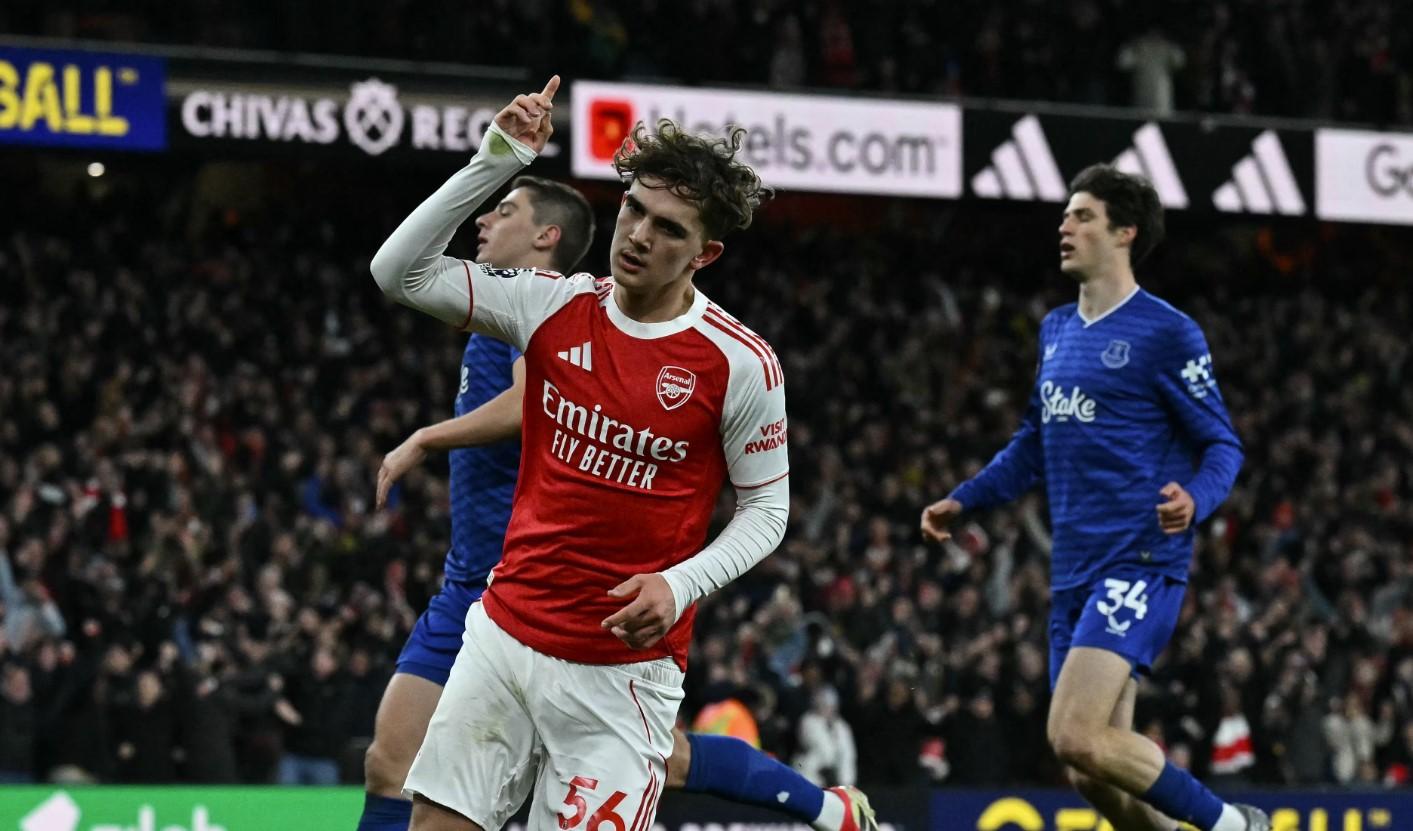Thần đồng 16 tuổi rực sáng phút cuối, Arsenal hạ Everton nghẹt thở
