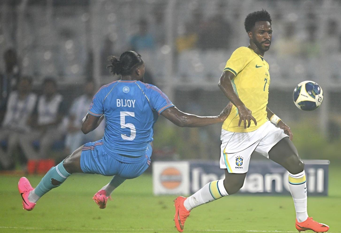 Trực tiếp Ấn Độ 0-2 Brazil: Đôi công hấp dẫn
