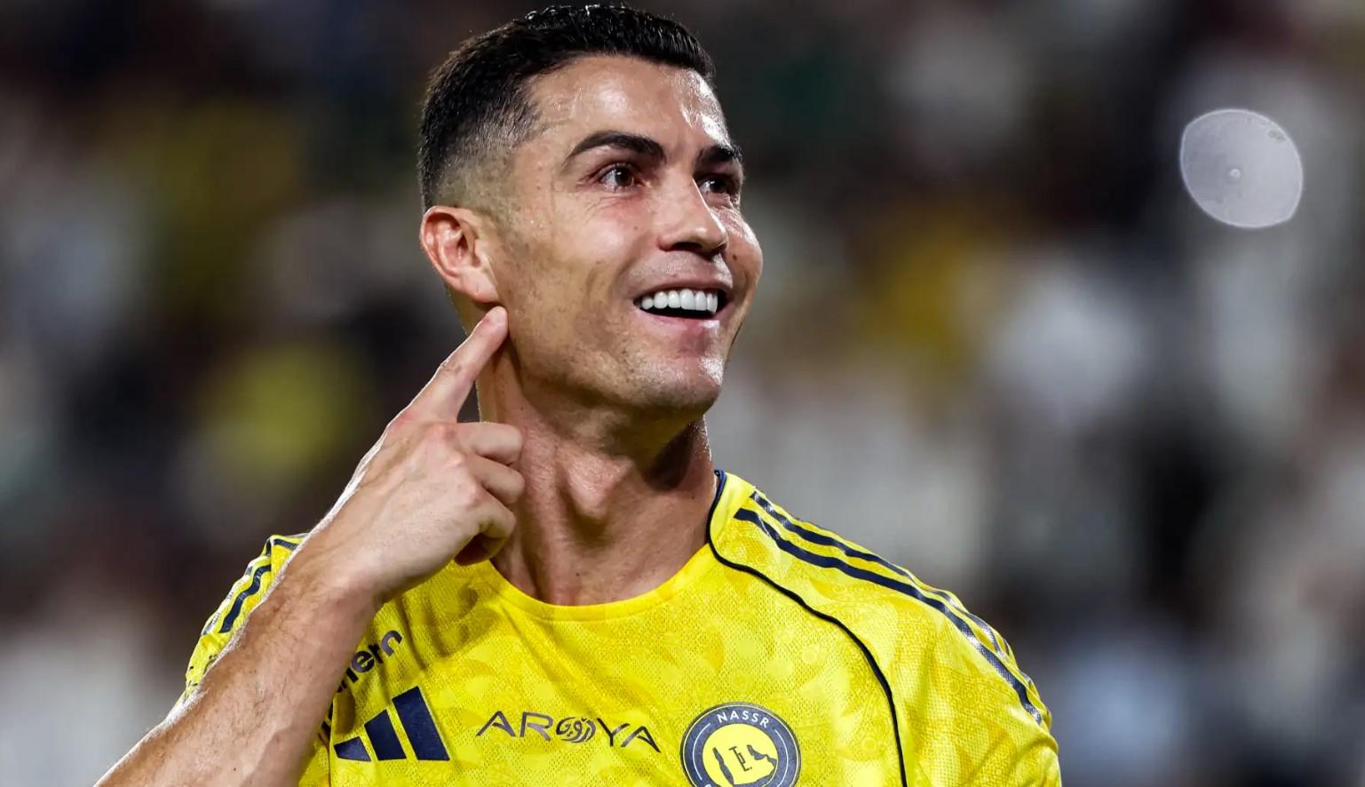Vừa trở lại 1 trận sau drama, Ronaldo lập tức đi vào lịch sử bóng đá