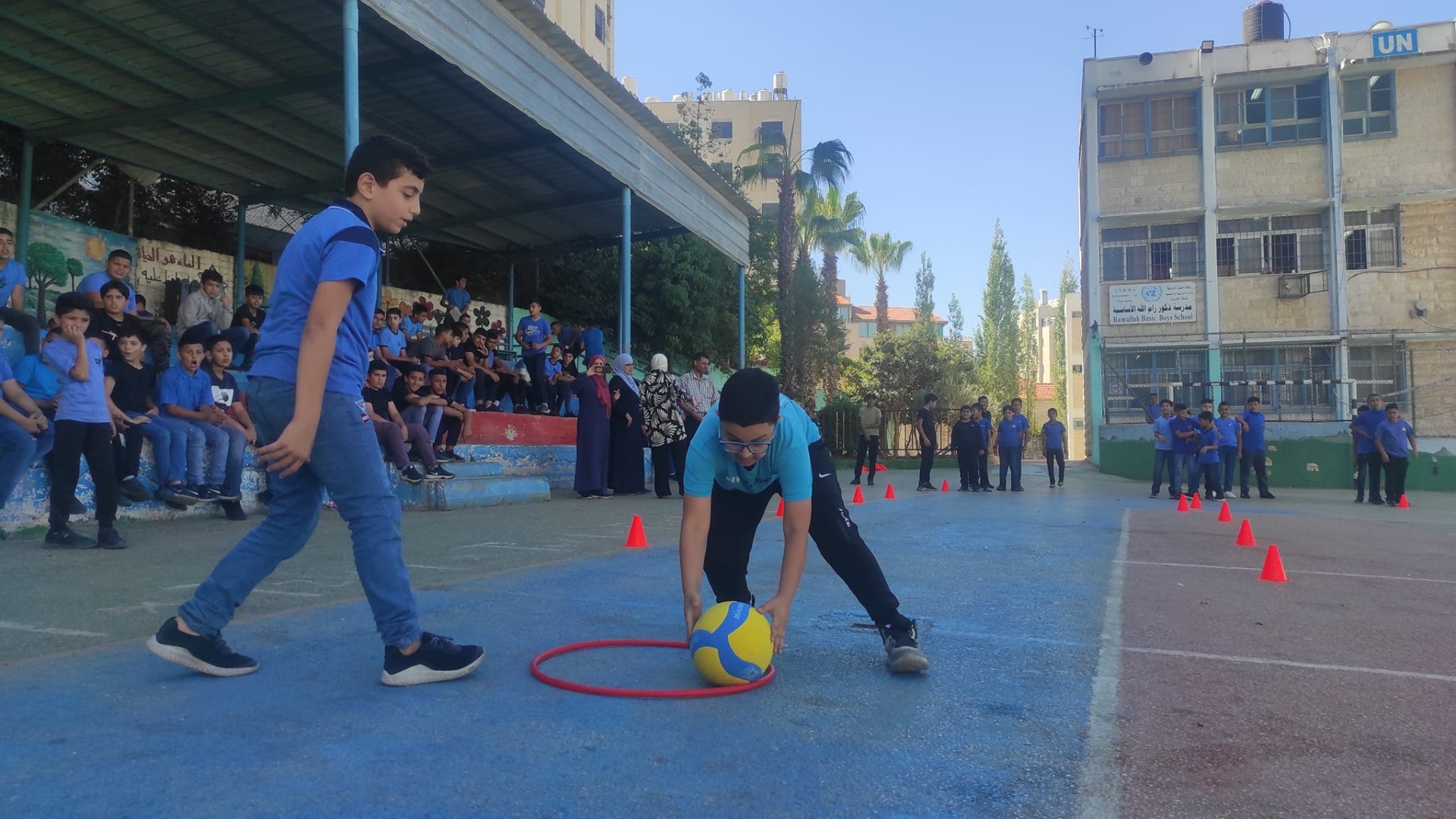 Lễ hội bóng chuyền mini tại Palestine quy tụ những VĐV đặc biệt 330187