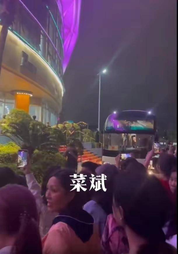 Người hâm mộ Trung Quốc chặn xe, đòi sa thải HLV tuyển bóng chuyền nữ 331351