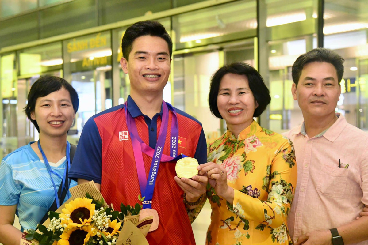 HCV ASIAD 19 Phạm Quang Huy về nước, lãnh đạo cấp cao đón tiếp nồng nhiệt 335431