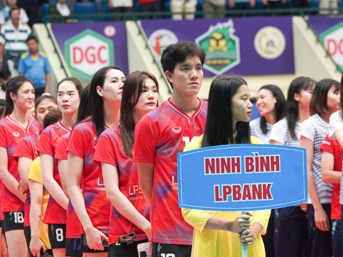 HLV Ninh Bình LPBank nói gì về lựa chọn tham dự giải Châu Á hoặc cúp Hùng Vương? 391610