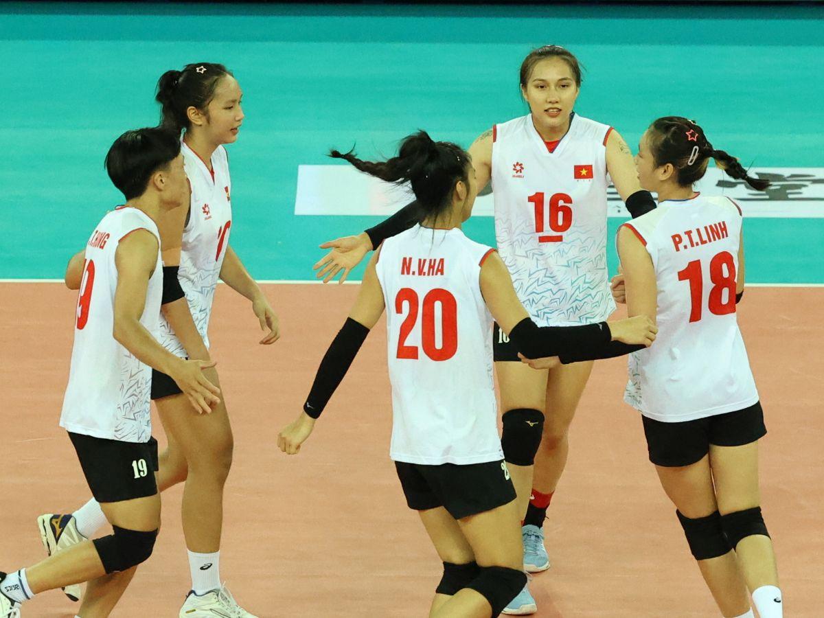 Áp đảo Iran, bóng chuyền nữ Việt Nam chắc suất vào tứ kết giải U20 Châu Á 491440