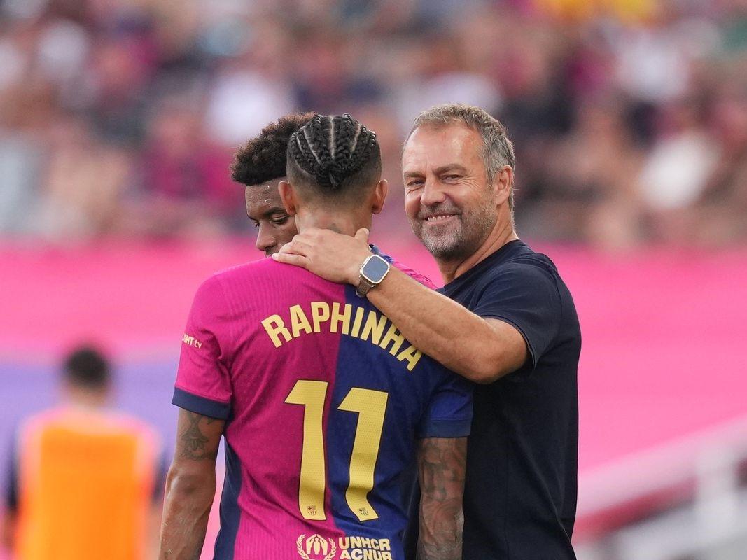 Hansi Flick chỉ đích danh ngôi sao 'không thể đụng đến' tại Barca