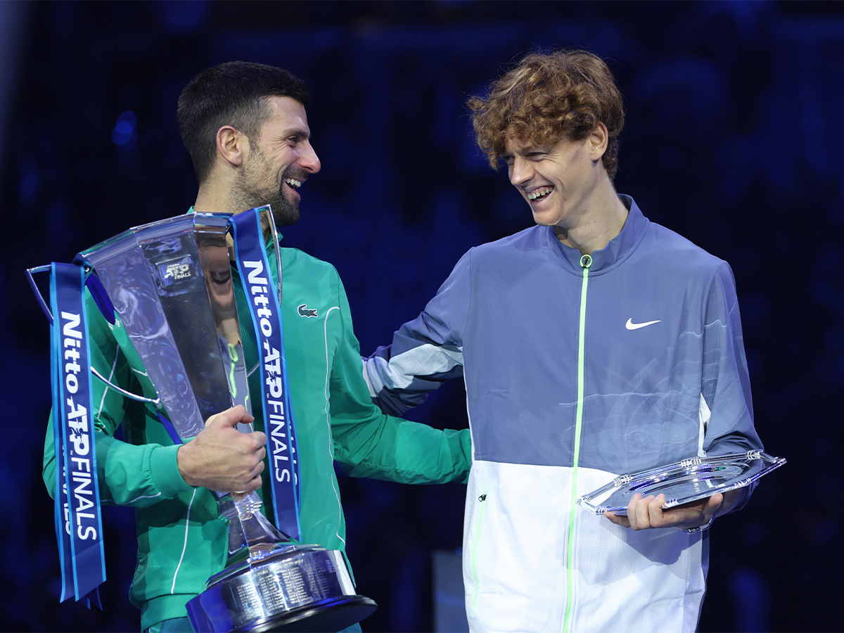 Novak Djokovic (trái) và Jannik Sinner (phải) trong lễ trao giải ATP Finals 2023