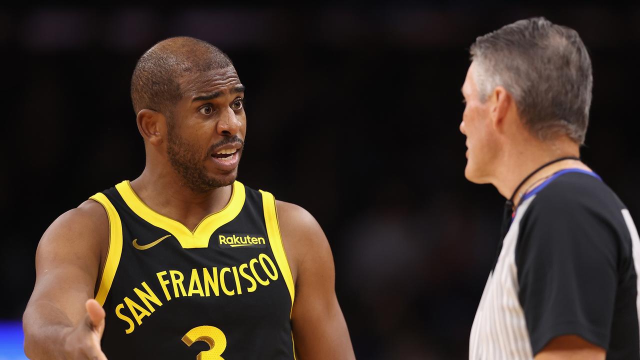 Chris Paul (trái) và trọng tài Scott Foster (phải) trong trận đấu giữa Golden State Warriors vs. Phoenix Suns mùa giải NBA 2023-2024