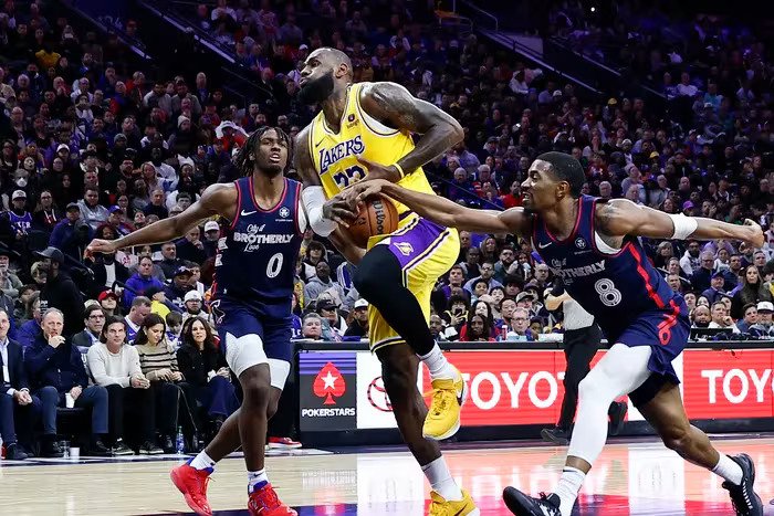 Lần lượt từ trái qua phải: Tyrese Maxey, Lebron James và De'Anthony Melton trong trận đấu giữa Philadelphia 76ers và Los Angeles Lakers mùa giải NBA 2023-2024, ngày 28/11/2023