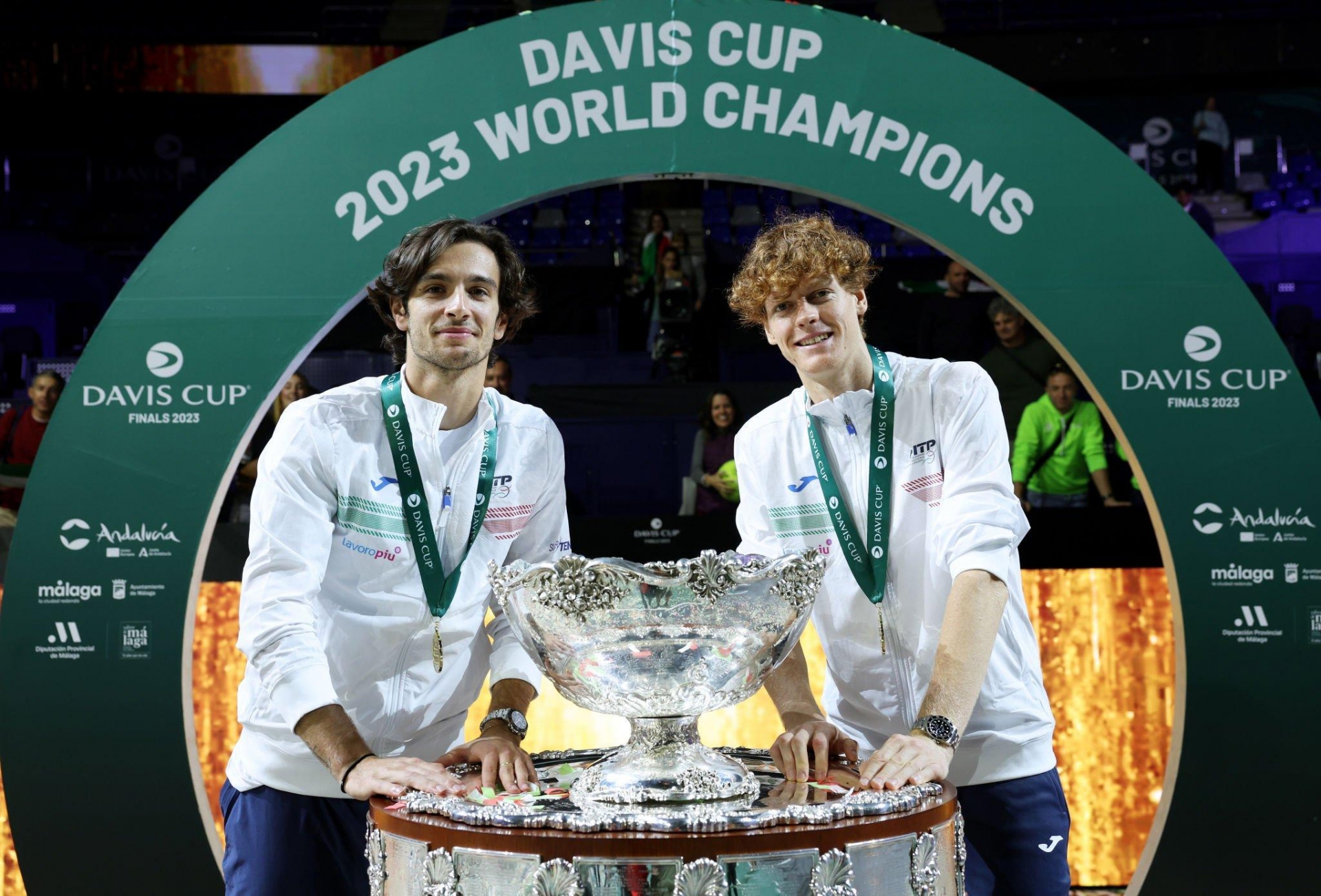 Lorenzo Musetti (trái) và Jannik Sinner (phải) chụp cùng chiếc cúp vô địch Davis Cup Finals 2023 