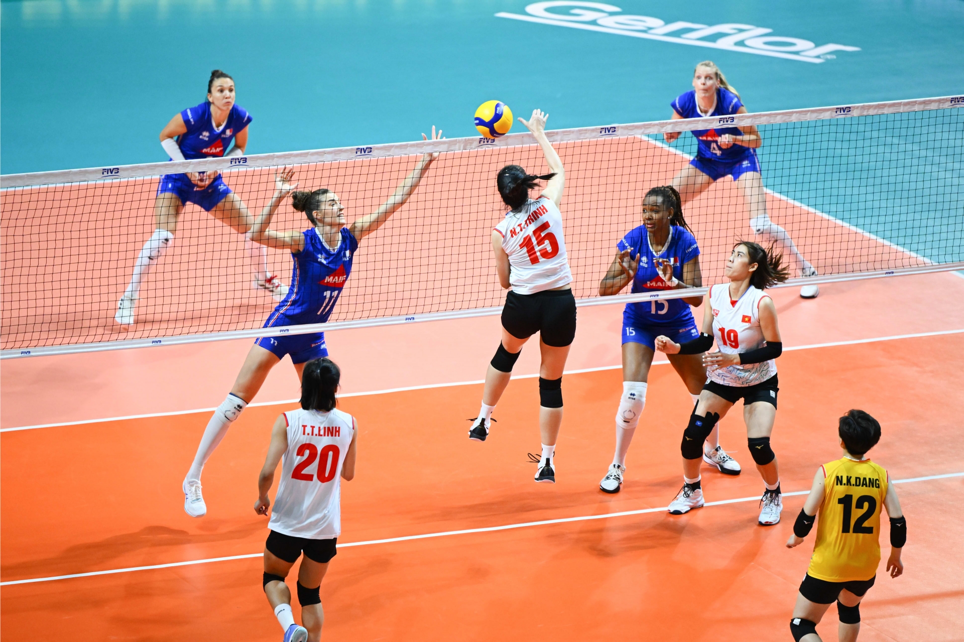 Tuyển thủ bóng chuyền Nguyễn Thị Trinh (số 15) trong trận đấu giữa Việt Nam và Pháp tại FIVB Challenger Cup tháng 7/2023